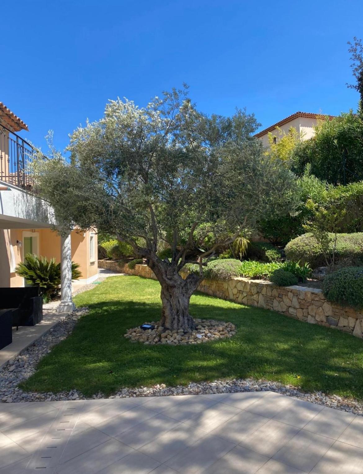 Belle villa à Saint Raphaël dans clos privé Esterno foto