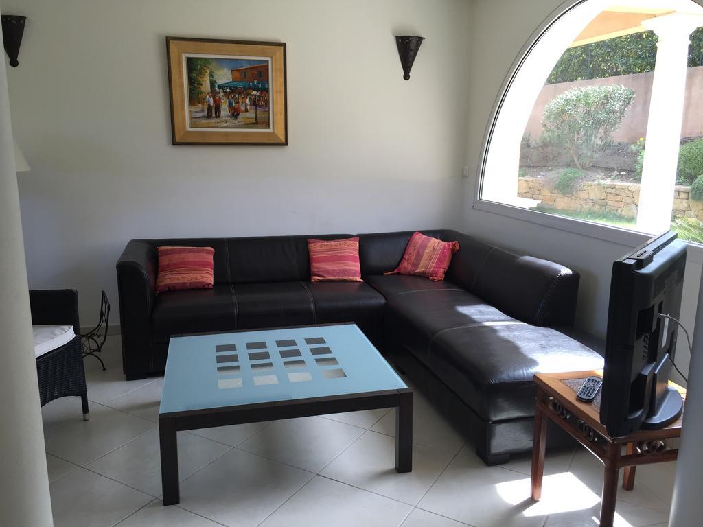 Belle villa à Saint Raphaël dans clos privé Esterno foto